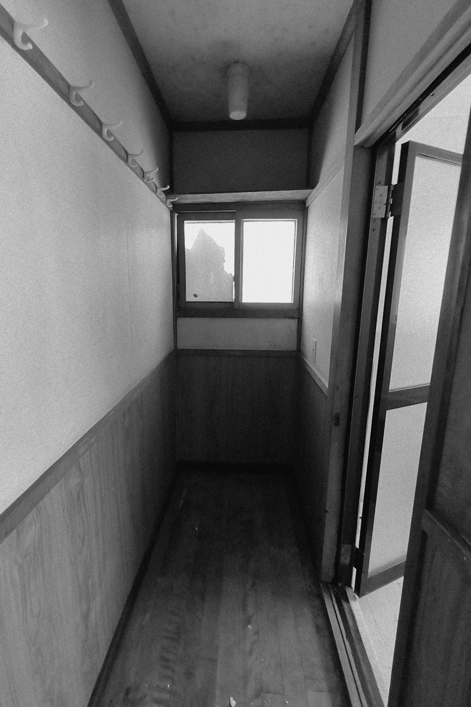 改修前のランドリー。細長い廊下のような空間